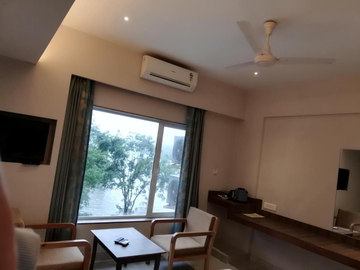 Lake View Resort Lonavala Buitenkant foto