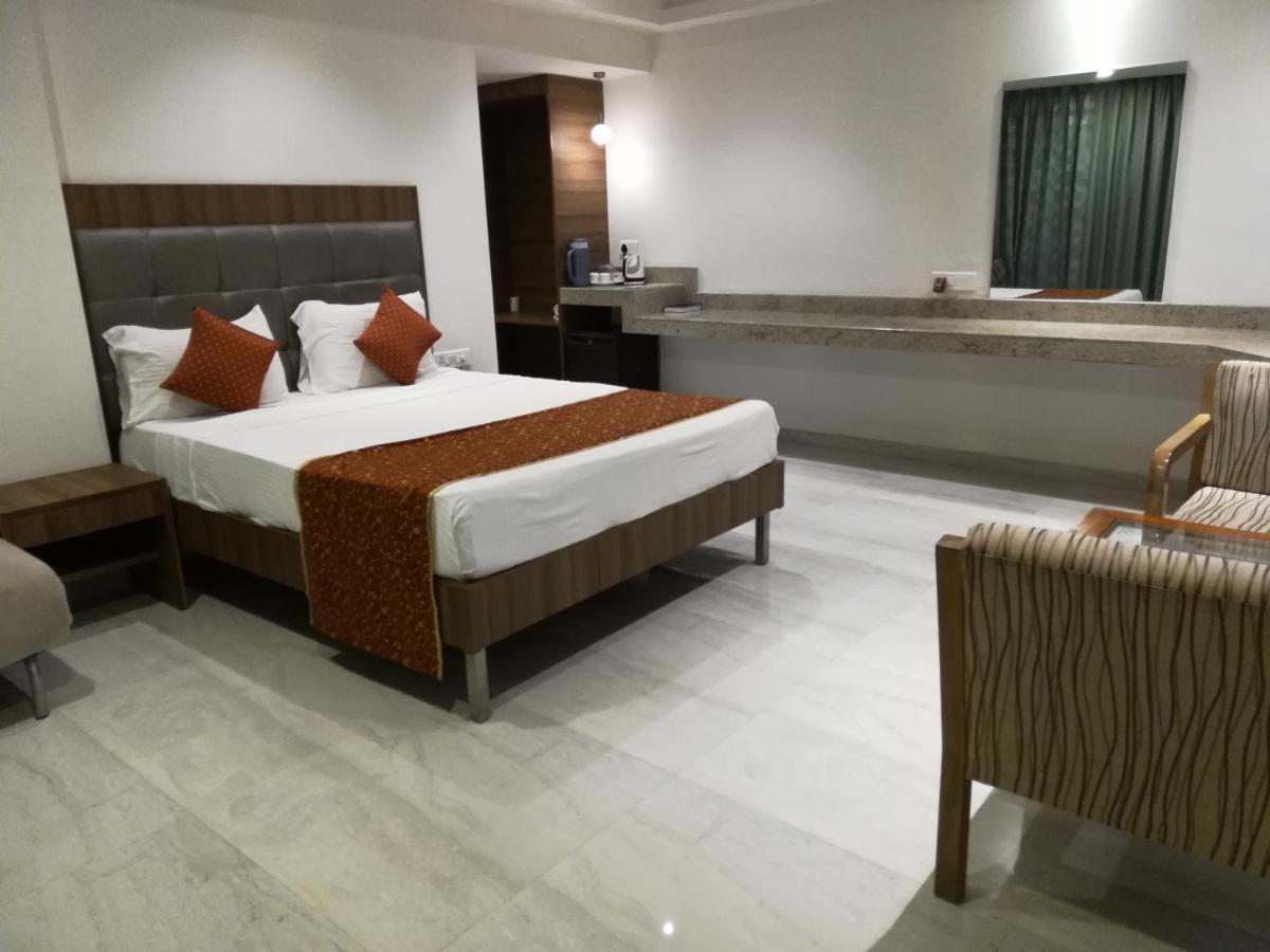 Lake View Resort Lonavala Buitenkant foto