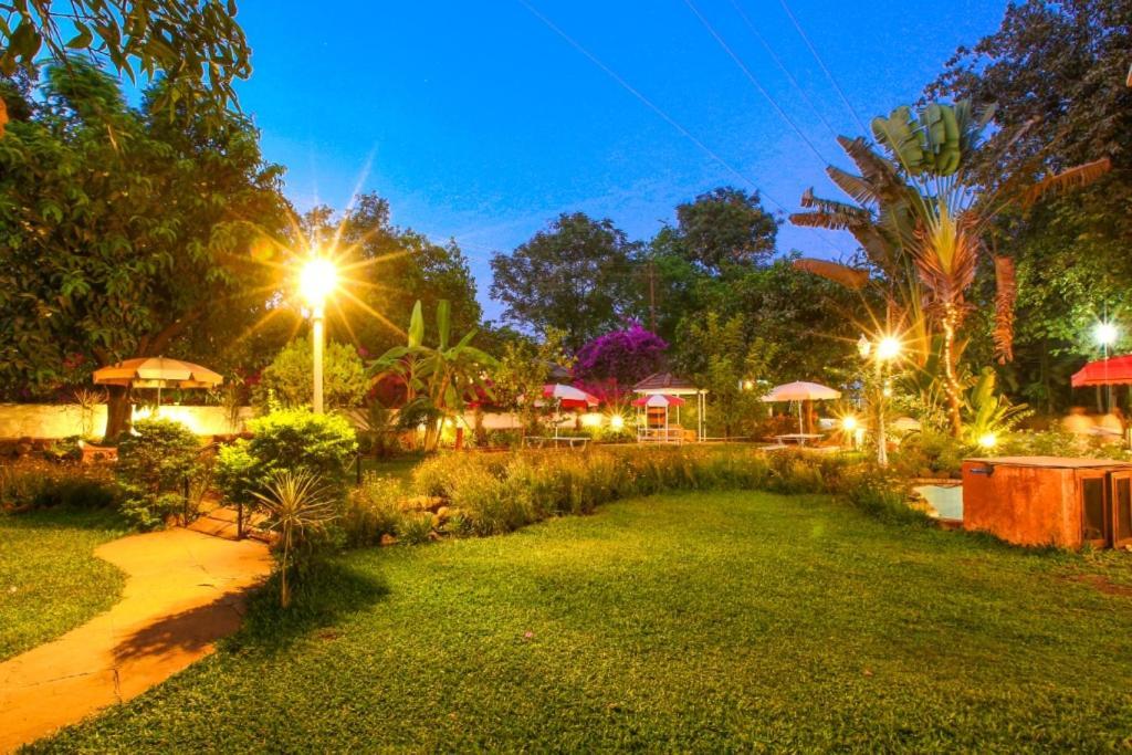 Lake View Resort Lonavala Buitenkant foto