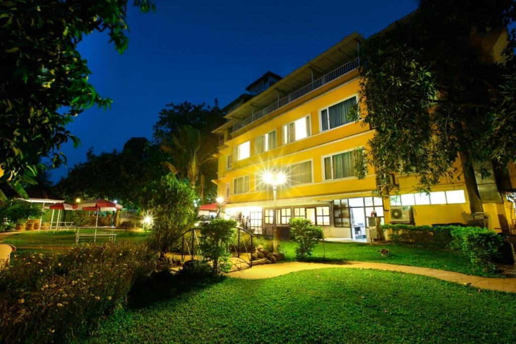 Lake View Resort Lonavala Buitenkant foto