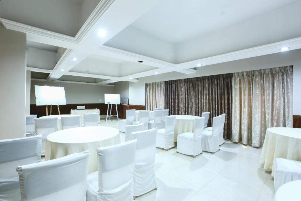 Lake View Resort Lonavala Buitenkant foto
